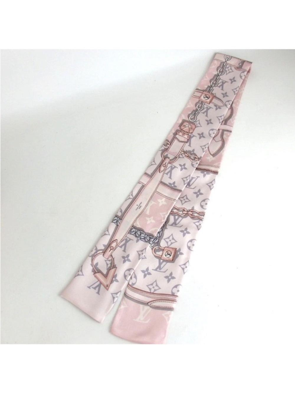 Authentic Louis Vuitton m70637 monogram, Bandeau confidential scarf silk
Pink - Picture 3 of 8